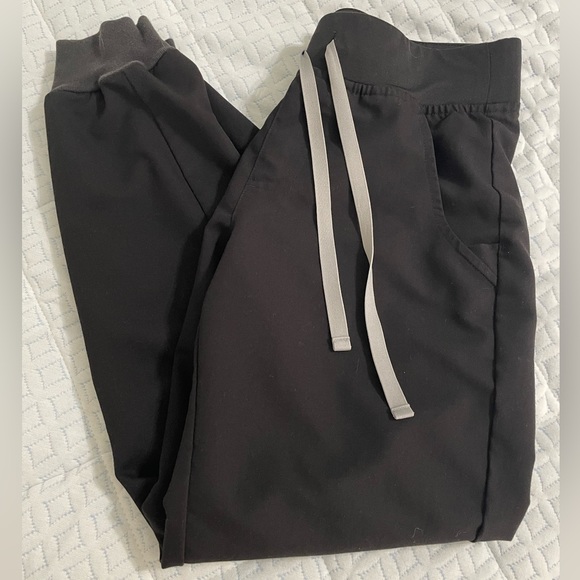 Black Figs Zamora Joggers Scrubs - Picture 1 of 2